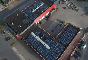 Opwek van zonne-energie met zonnepanelen boven parkeerplaatsen