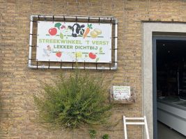 Streekwinkel waar je zelf je boodschappen afrekent in een kleine kern zonder verdere winkelvoorzieningen